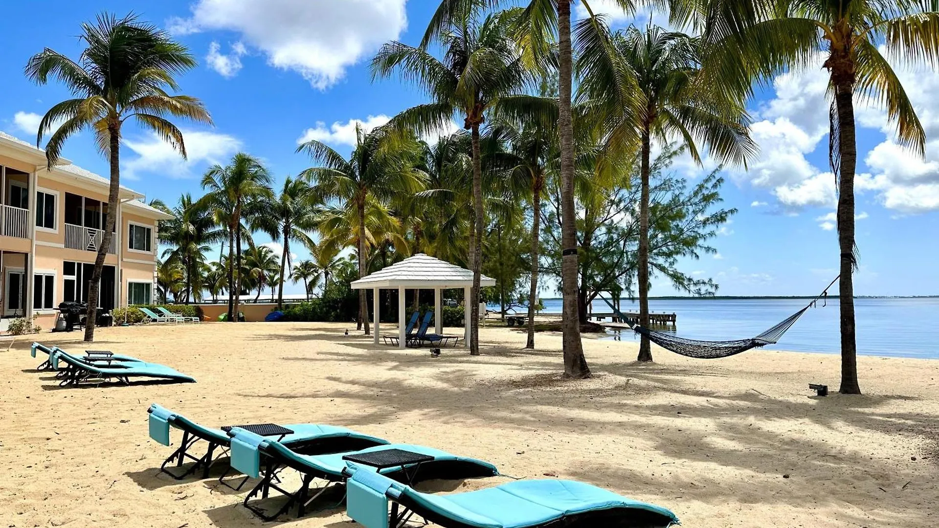 Crystal Kai Condo Driftwood Village Cayman-øerne